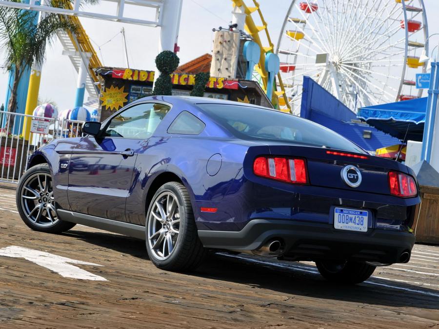  Ford Mustang 5.0 GT 2011 года  (фото 18 из 30)